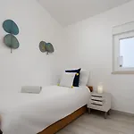 Bright - 5min To The By Lovelystay