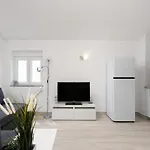 Bright - 5min To The By Lovelystay